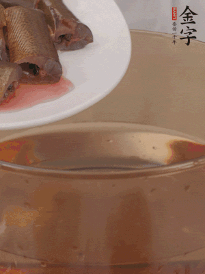 處理干凈的黃鱔段，加姜片、料酒沸水下鍋焯水。撈出用涼水沖洗干凈。