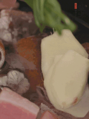 加姜片、蔥結、料酒。