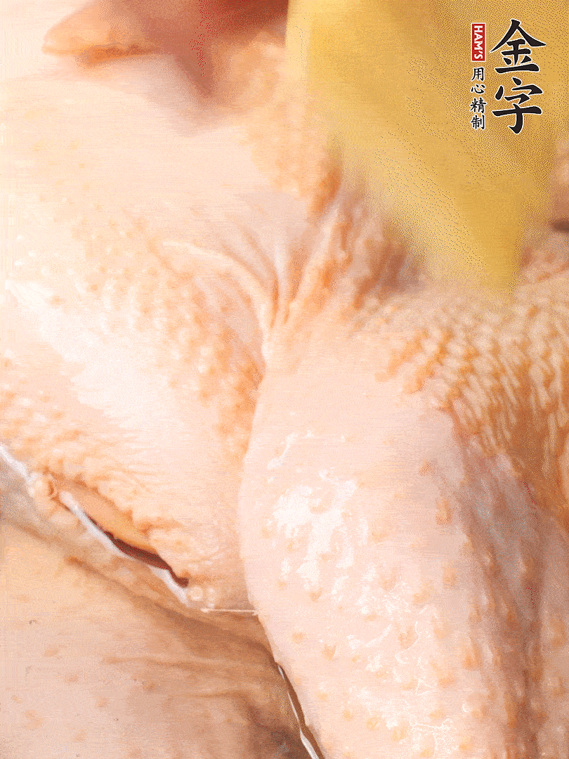老母雞去頭去尾，斬去雞爪。冷水入鍋，加料酒、蔥姜焯水，煮出浮沫后撈出，用清水洗凈