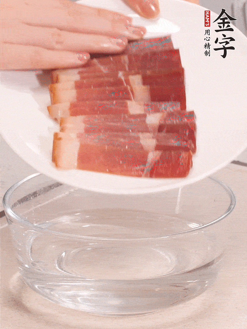 鴨腿冷水下鍋，加姜片、料酒焯水