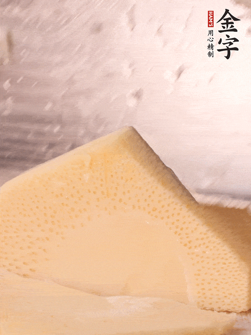 冬筍處理干凈，切滾刀塊，開(kāi)水焯燙去除澀味