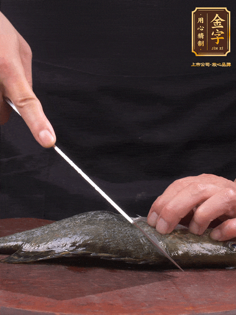 處理桂魚(yú)。收拾好的桂魚(yú)在兩側(cè)開(kāi)花刀