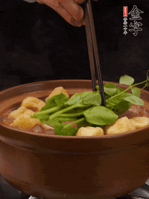 加筒骨煲的經(jīng)典配菜：金字土香腸、油豆腐、千張蓋上蓋子燜一會兒，耐心等候10分鐘。