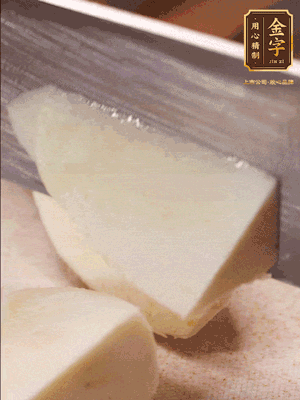 茭白去殼，底部一層老皮刨掉，切成滾刀塊