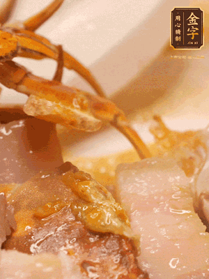 顏色變紅時(shí)，放蔥結(jié)、姜片煸香，再放咸肉、茭白、毛豆翻炒