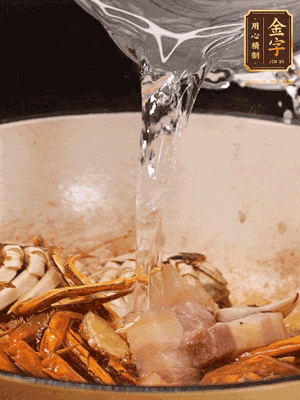 加料酒/花雕酒去腥，加入開水燜10分鐘左右