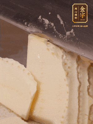 冬筍去殼切片，水開(kāi)后煮2分鐘焯水
