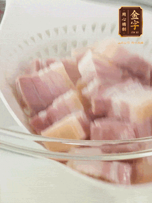 金字淡咸肉、排骨分別加料酒、蔥、姜冷水下鍋焯水，水開撇去浮沫撈出。