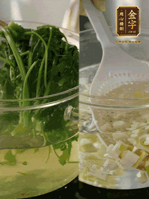 春筍切丁焯水；薺菜加鹽焯水，過(guò)涼水后切成細(xì)末