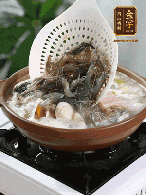 最后加一把蛤蜊、一把河蝦燜2分鐘，放一點白胡椒粉調(diào)味，撒上蔥花點綴！