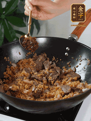 下拌好的米飯炒散，加一大勺XO醬
