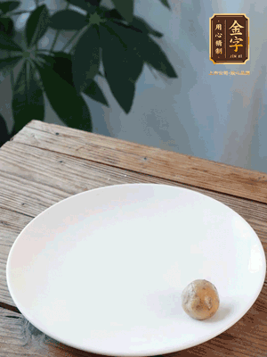 做水油皮、油酥 將油皮材料放入料盆中，加100ml水?dāng)嚢璩裳┗ㄆ瑺睢Ｔ诎赴迳戏磸?fù)揉搓成有一定筋度的光潔面團(tuán)，搓成14個(gè)團(tuán)子。
