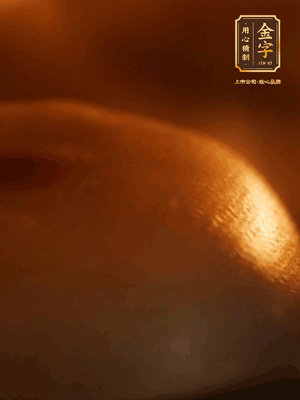 烤箱預(yù)熱至170℃，月餅放在中下層，烤18分鐘左右