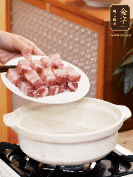 鍋內(nèi)倒油，下咸肉微微煸炒，再放排骨炒一下