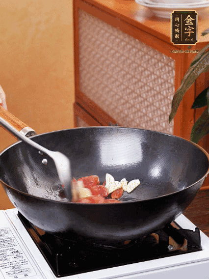 熱油，香腸微微煸出香味，加蒜片、小米辣