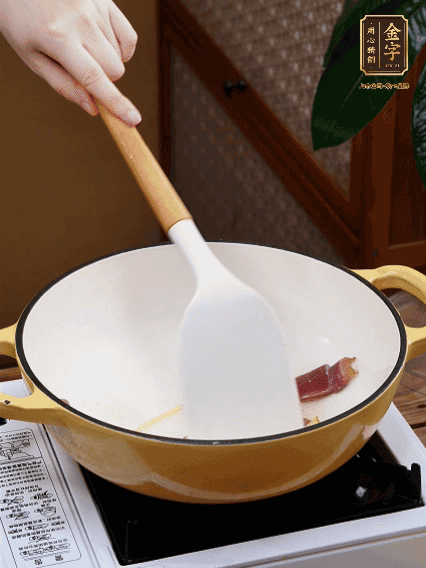 油熱，姜絲、火腿微微煸出香味