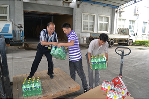 團(tuán)辦公室到車(chē)間一線慰問(wèn)員工